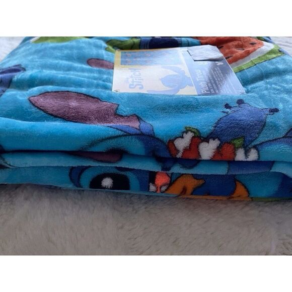 Disney Stitch Tropical Pineapple Coconut Soft Throw Blanket 50” X 70" Blue NEW - Picture 10 of 13